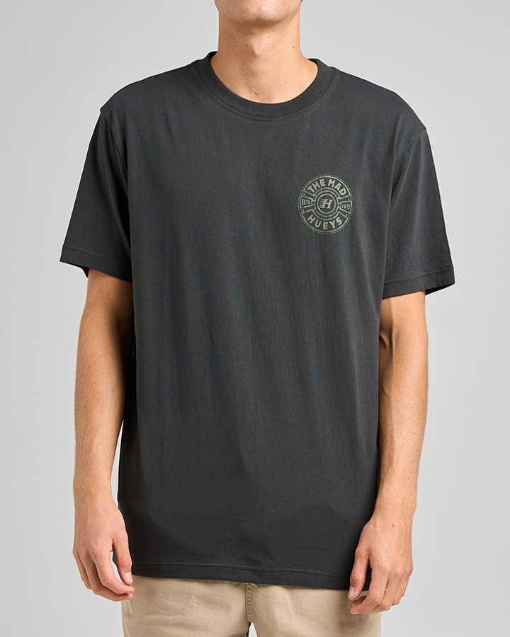 THE MAD HUEYS Mad Series SS Tee – Vintage Black - Imagen 6