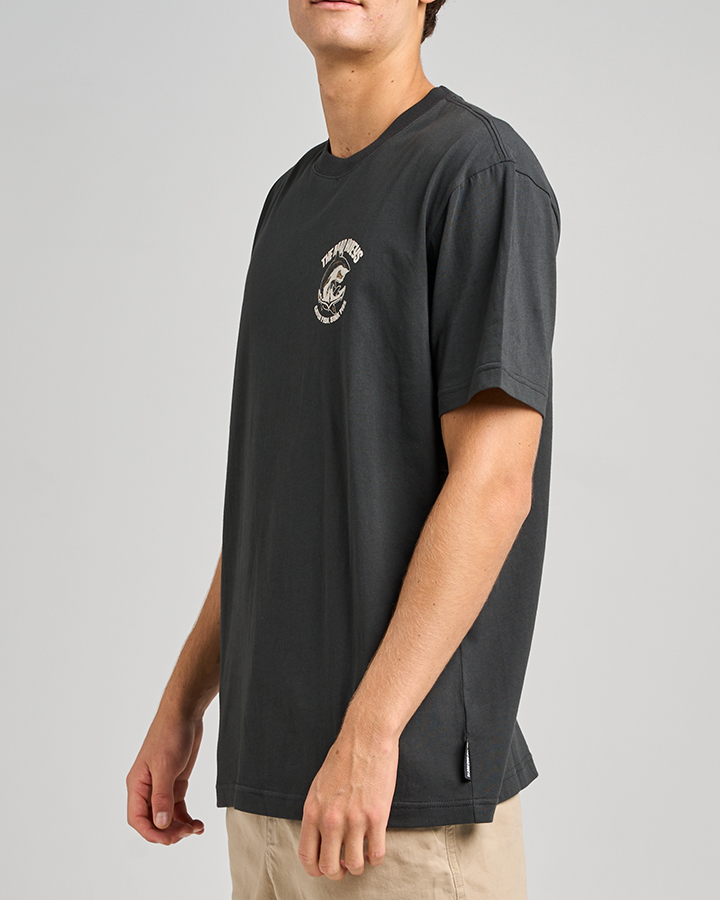 THE MAD HUEYS Anchor Shark SS Tee – Vintage Black - Imagen 5