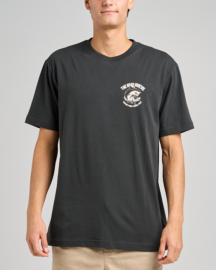 THE MAD HUEYS Anchor Shark SS Tee – Vintage Black - Imagen 4