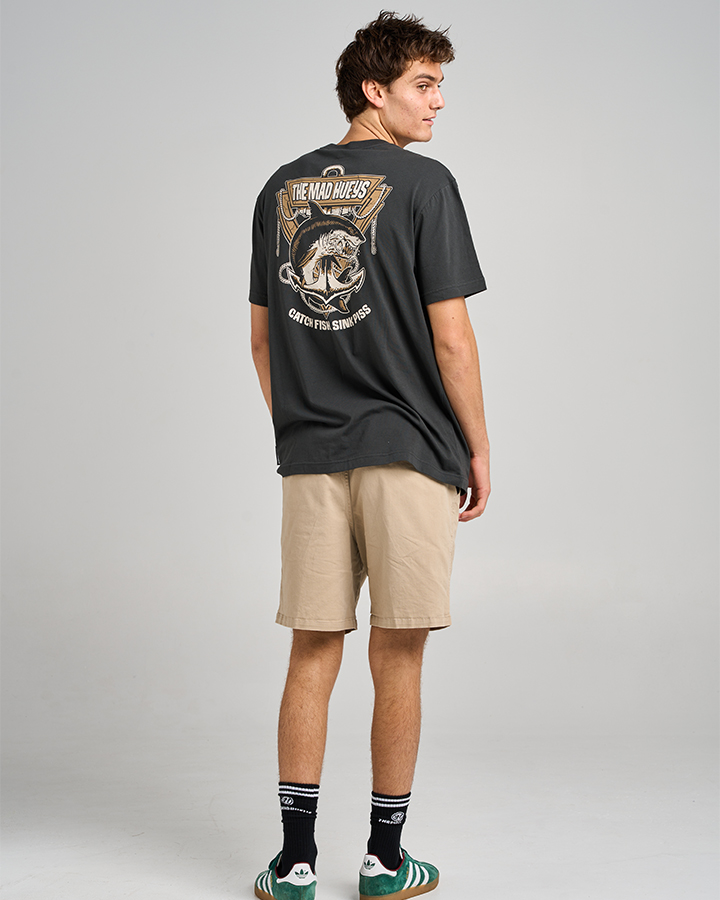 THE MAD HUEYS Anchor Shark SS Tee – Vintage Black - Imagen 2
