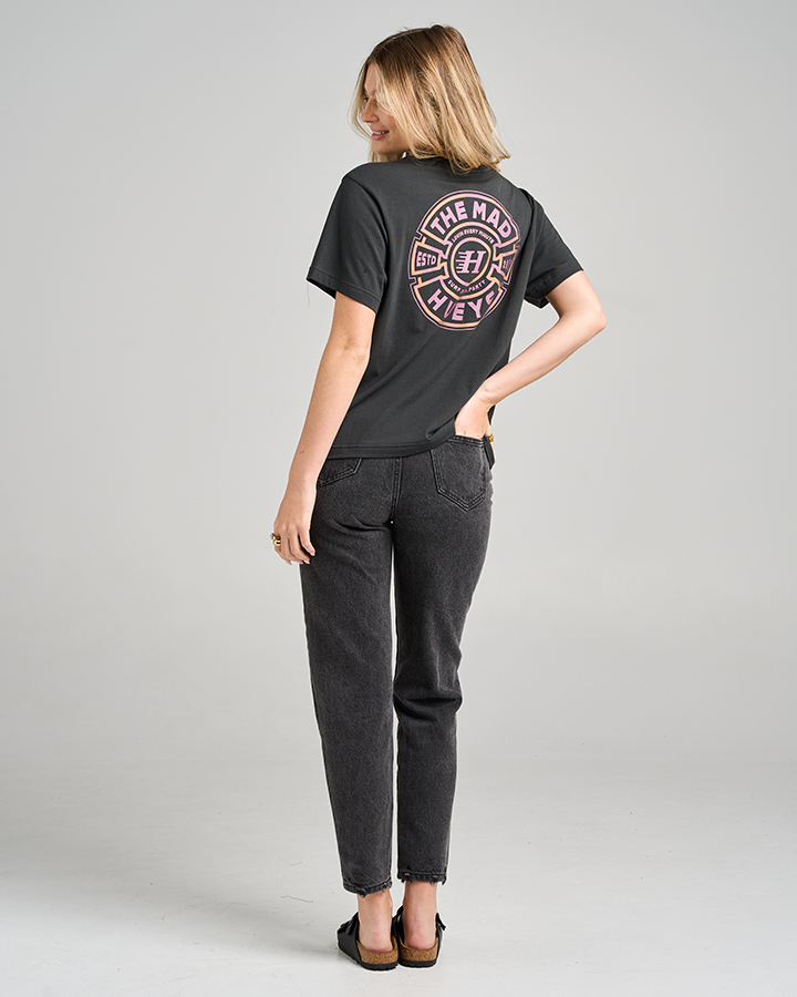 THE MAD HUEYS Mad Series Women’s SS Tee – Vintage Black - Imagen 6