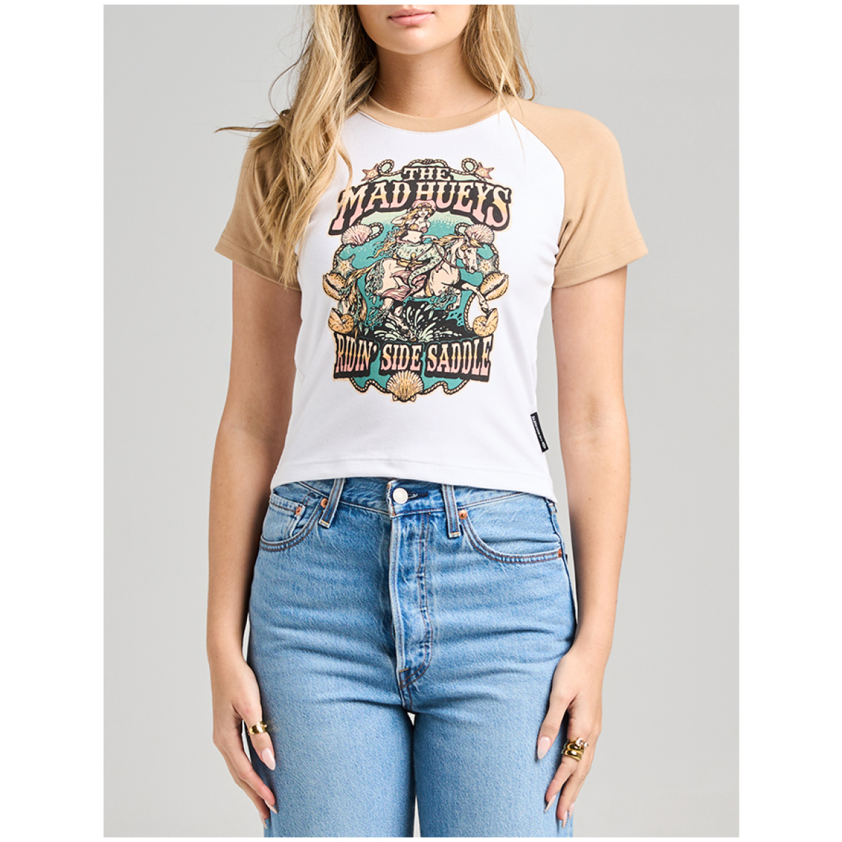 Camiseta de mujer The Mad Hueys Side Saddle Baby Tee, color blanco