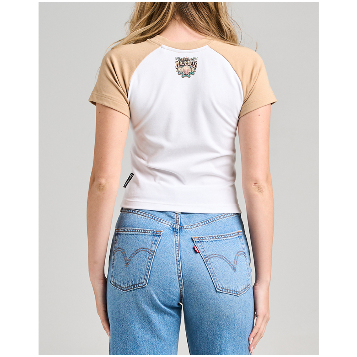 Camiseta de mujer The Mad Hueys Side Saddle Baby Tee, color blanco