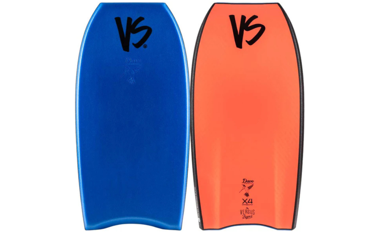 Dos bodyboards VS, uno azul y otro naranja con logotipos negros