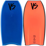 Dos bodyboards VS, uno azul y otro naranja con logotipos negros