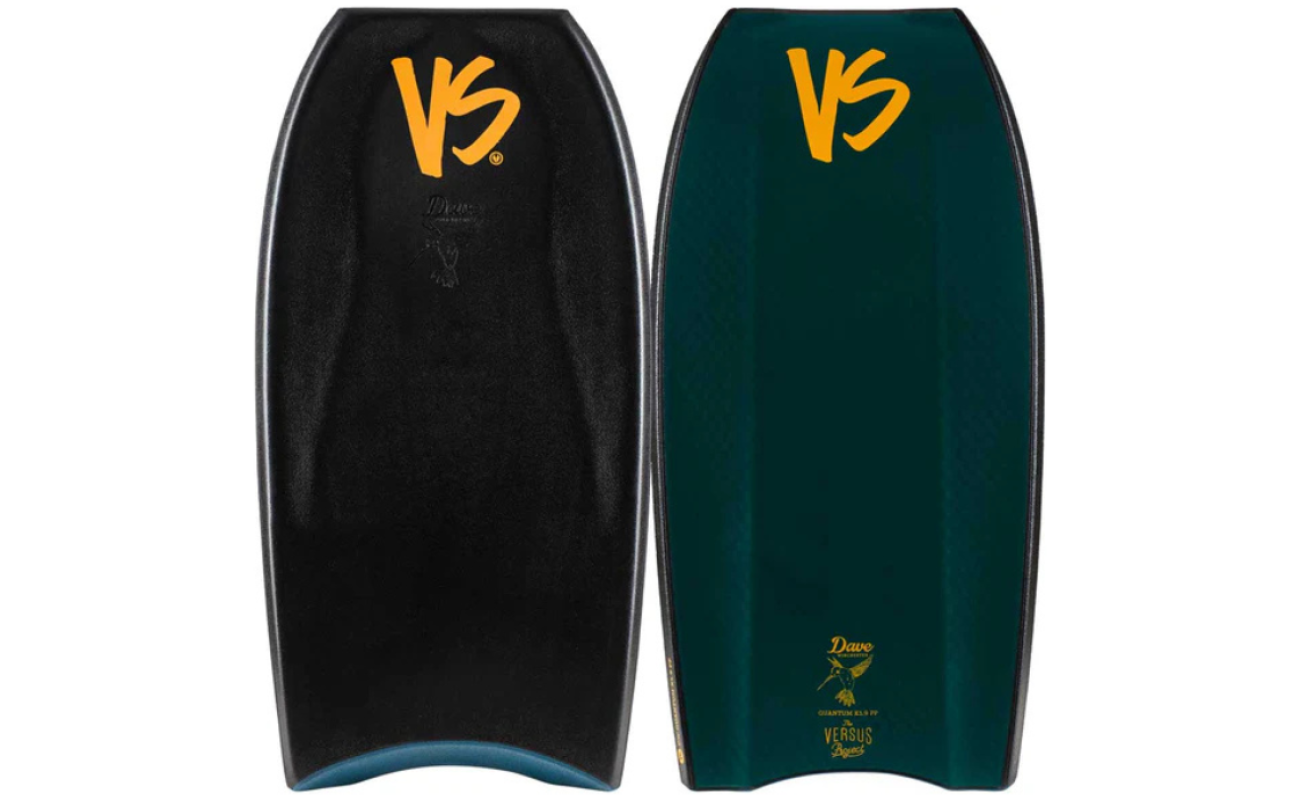 Dos bodyboards VS, uno negro y otro verde azulado, con logotipos amarillos