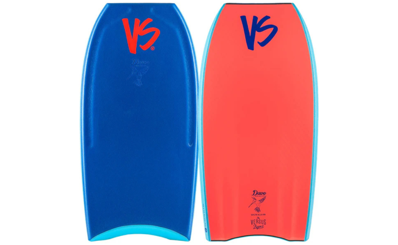Dos bodyboards VS, uno azul con logotipo rojo y otro coral con cantos azules