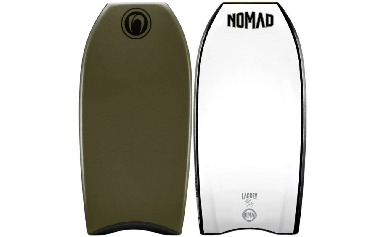 Dos bodyboards, uno verde oliva y otro blanco con logotipo NOMAD