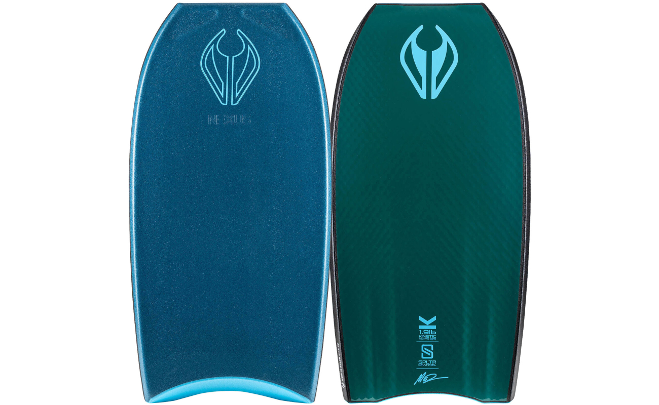 Dos bodyboards, uno azul metalizado y otro verde mar, con logotipos azul claro