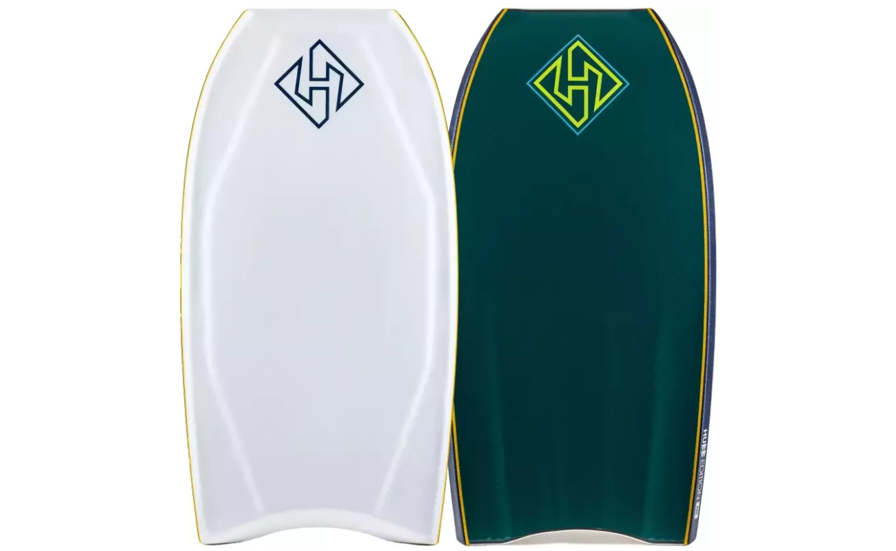 Dos bodyboards, uno blanco con logotipo H azul y otro verde oscuro