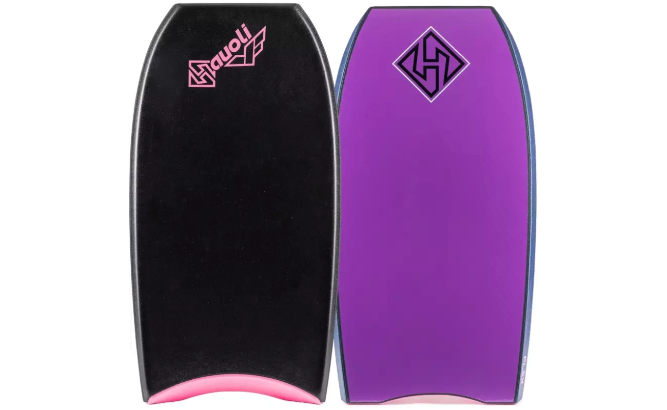 Dos bodyboards, uno negro con logotipo rosa Hauoli y otro morado con logotipo negro